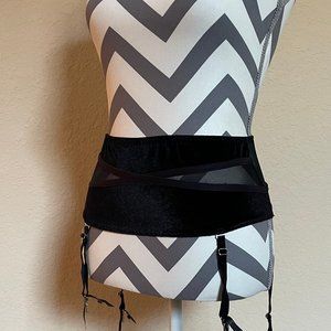 Maidenform Extra Sexy Black Velvet Garter Belt MFB102